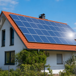 Maison avec panneaux solaires sur toit rouge